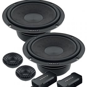 2. Hochwertige Auto-Lautsprecher und Verstärker für perfekten Sound im Fahrzeug.