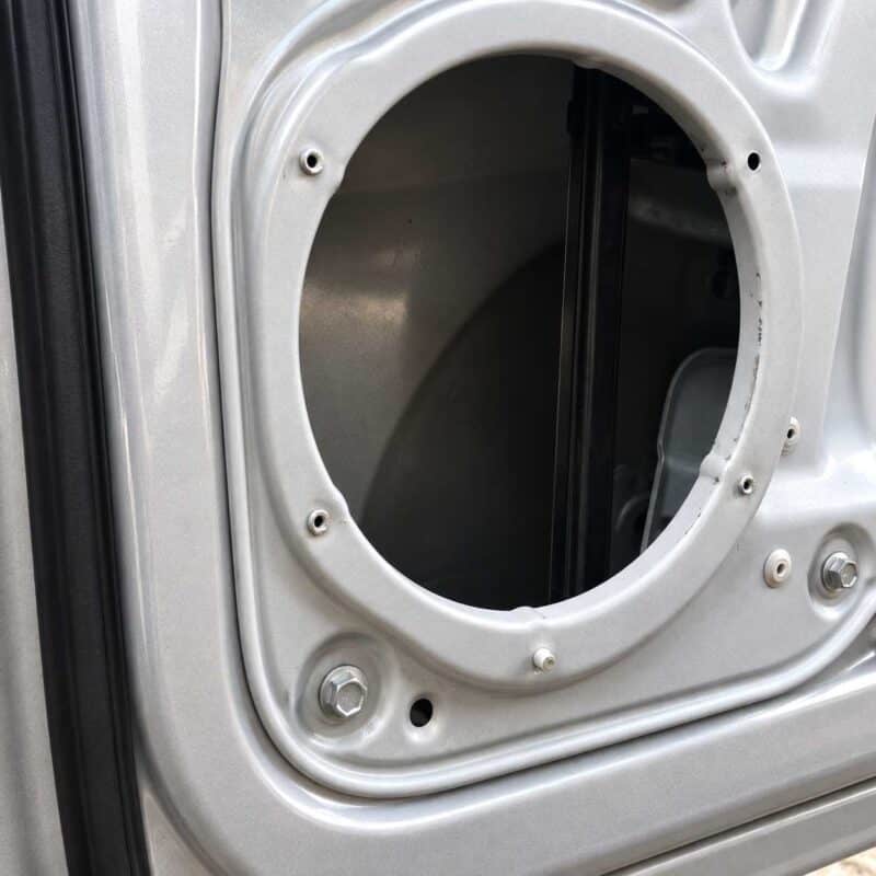 VW Caddy Lautsprechausschnitt Tuere vorne mit Nietenresten