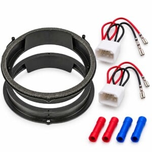 Zwei übereinanderliegende schwarze Lautsprecherringe, zwei Adapterkabel und vier Quetschverbinder für die Frontlautsprecher im Ford Focus MK3.Befestigungsklammern für optimalen Klang im Auto | Das Bild zeigt ein hochwertiges Auto-Lautsprecher-Adapterset inklusive Kabel, Mounts und Verbindungsstöpsel für verbesserten Sound im Fahrzeug | Hochwertiges Auto-Lautsprecher-Adapterset mit Kabel, Klammern und Verbindungsstücken für optimalen Klang im Fahrzeug |.