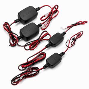 Vier JL Audio Frequenzweichen mit roten und schwarzen Anschlusskabeln für das C1-650se Lautsprechersystem