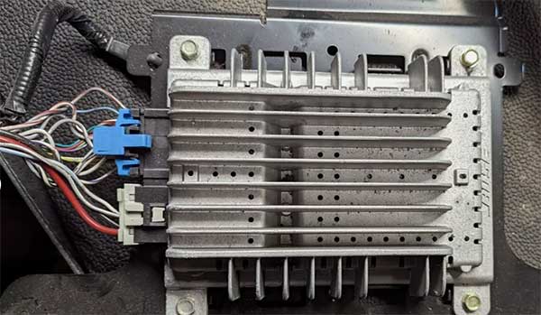 Mazda 3 BK Bose Endstufe