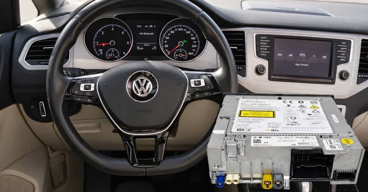 VW Golf VII Cockpit mit Werksradio und separat dargestellter MIB-Steuereinheit im Vordergrund.