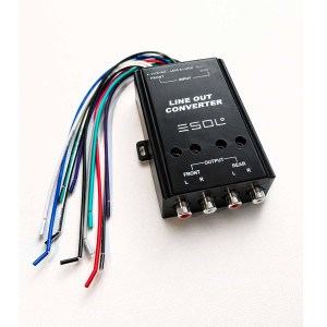 Infografik zum High Low Adapter Anschluss mit farbcodiertem Input Harness, Power Harness und gedrehtem Line Out Converter mit Cinch-Ausgängen links