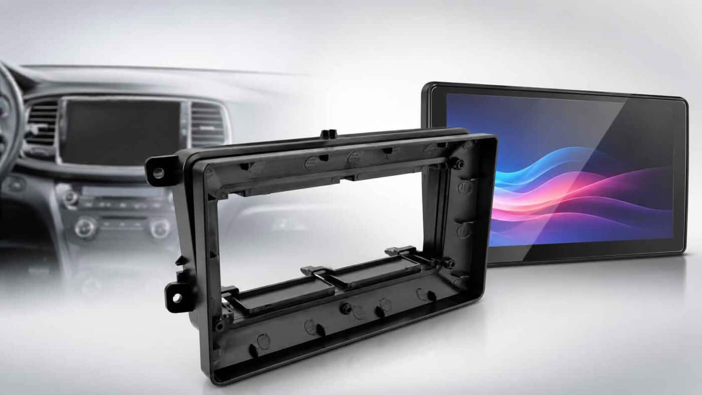 9 Zoll Radioblende mit passendem Tablet-Radio vor einem unscharfen Auto-Cockpit als universelles Beitragsbild für Autoradio-Nachrüstung.
