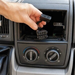 ISO Fahrzeugstecker im Radioschacht eines Citroën Jumper, Fiat Ducato, Peugeot Boxer oder Relay als Anschluss für ein 9 Zoll Radio-Einbauset.