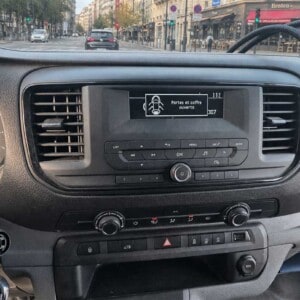 Peugeot Expert Armaturenbrett mit originalem OEM-Radio und Stadtansicht durch die Frontscheibe
