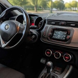 Alfa Romeo Giulietta 940 Cockpit mit originalem Continental Radio 2014 bis 2020