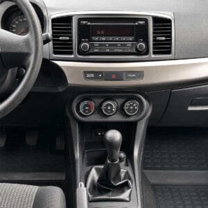 Mitsubishi Lancer CYO Radio-Cockpit mit originalem Werksradio und manueller Klimabedienung