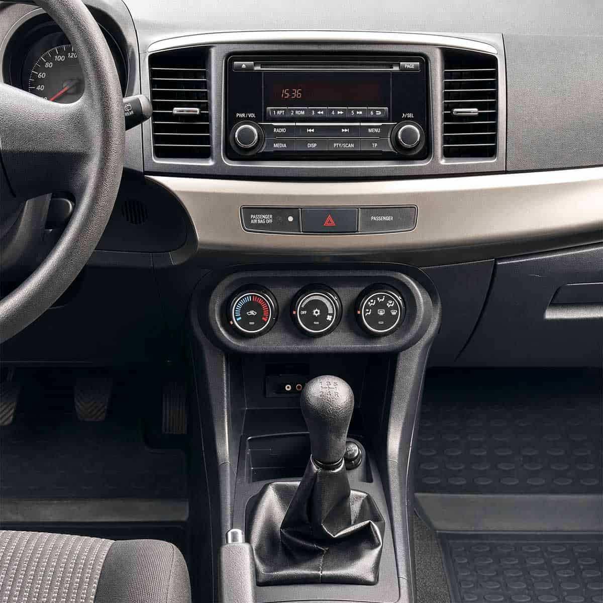 Mitsubishi Lancer CYO Radio-Cockpit mit originalem Werksradio und manueller Klimabedienung