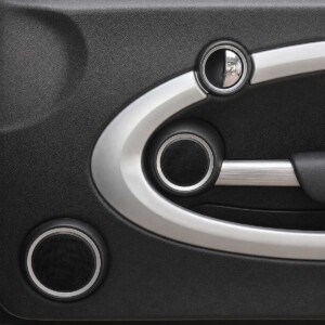 Vordere Türverkleidung des Mini Cooper Cabrio R57 mit den originalen Einbauplätzen für Mitteltonlautsprecher und Tieftöner.