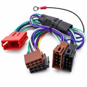 Audi Aktivsystemadapter mit ISO-Anschlüssen, rotem Mini-ISO-Anschluss und Masseöse für A2, A3, A4, A6, A8 und TT.