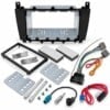 Mercedes 2-DIN-Radio-Einbauset mit schwarzer Radioblende, Blechrahmen, Quadlockadapter, Antennenadaptern, Zündplus-Stromabgriff und Montagezubehör.