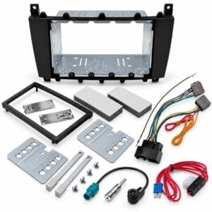 Mercedes 2-DIN-Radio-Einbauset mit schwarzer Radioblende, Blechrahmen, Quadlockadapter, Antennenadaptern, Zündplus-Stromabgriff und Montagezubehör.
