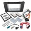 2-DIN-Radio-Einbauset für Mercedes E W211 und CLS C219 mit schwarzer Blende, Blechrahmen, Quadlock- und Antennenadaptern sowie Montagezubehör.