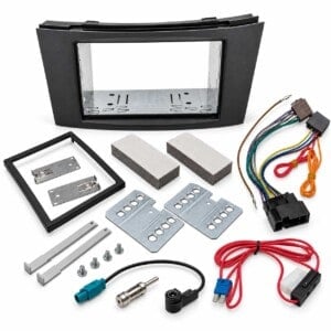 2-DIN-Radio-Einbauset für Mercedes E W211 und CLS C219 mit schwarzer Blende, Blechrahmen, Quadlock- und Antennenadaptern sowie Montagezubehör.