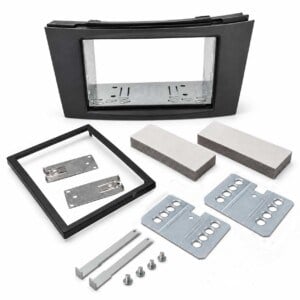 Schwarze 2-DIN-Radioblende für Mercedes E W211 und CLS C219 mit Blechkasten, Zierrahmen, Schaumstoffunterlagen und Montagezubehör.