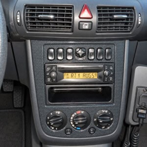 Mercedes Vaneo W414 Mittelkonsole mit originalem Sound-30-Radio im 1-DIN-Format und Ablagefach darunter.