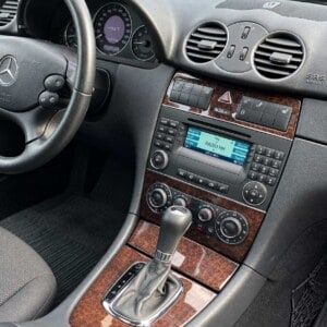 Mercedes Werksradio mit Navigation als Referenz zur Erkennung der passenden Radioausführung vor dem Einbau einer Doppel-DIN-Radioblende.