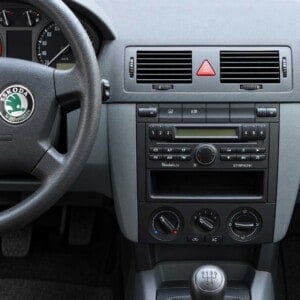 Cockpit des Skoda Fabia I 6Y mit originalem Symphony-Radio, Ablagefach darunter und einem Teil des Lenkrads.
