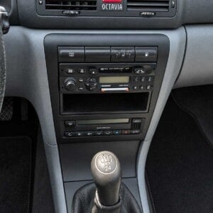 Mittelkonsole des Skoda Octavia I mit 1-DIN-Blaupunkt-Radio, Ablagefach darunter und Climatronic-Bedienteil.