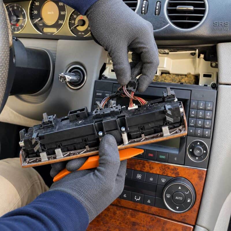 3 Stecker auf der Rueckseite des Bedienteils Mittelkonsole abstecken Mercedes C CLK CLC