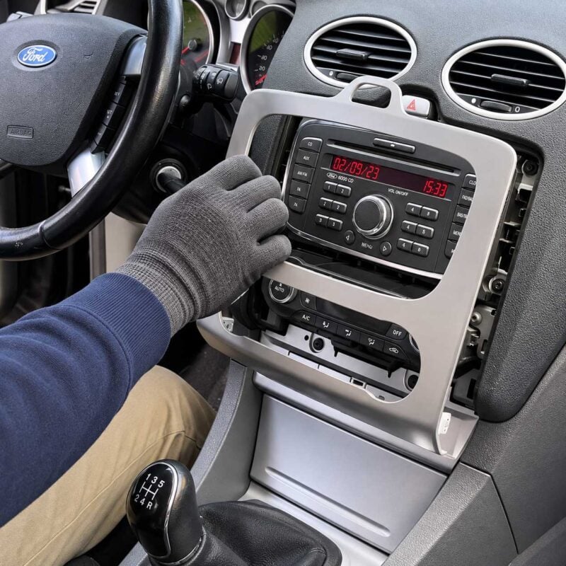 Abdeckrahmen um das ovale Radio im Ford MK2 abheben