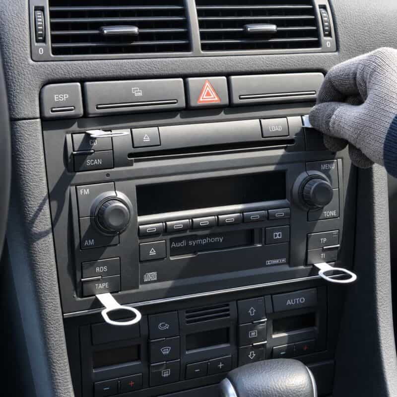 Alle 4 Entriegelungsbuegel am Symphony Radio in Position bringen