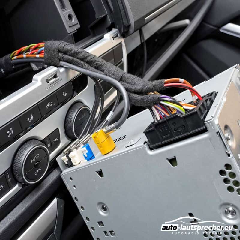 Rückseite des VW Discover Media MIB2 PQ DAB+ im T6 ab 2015 mit Fahrzeugkabelbaum, Quadlockstecker und Antennenanschlüssen.
