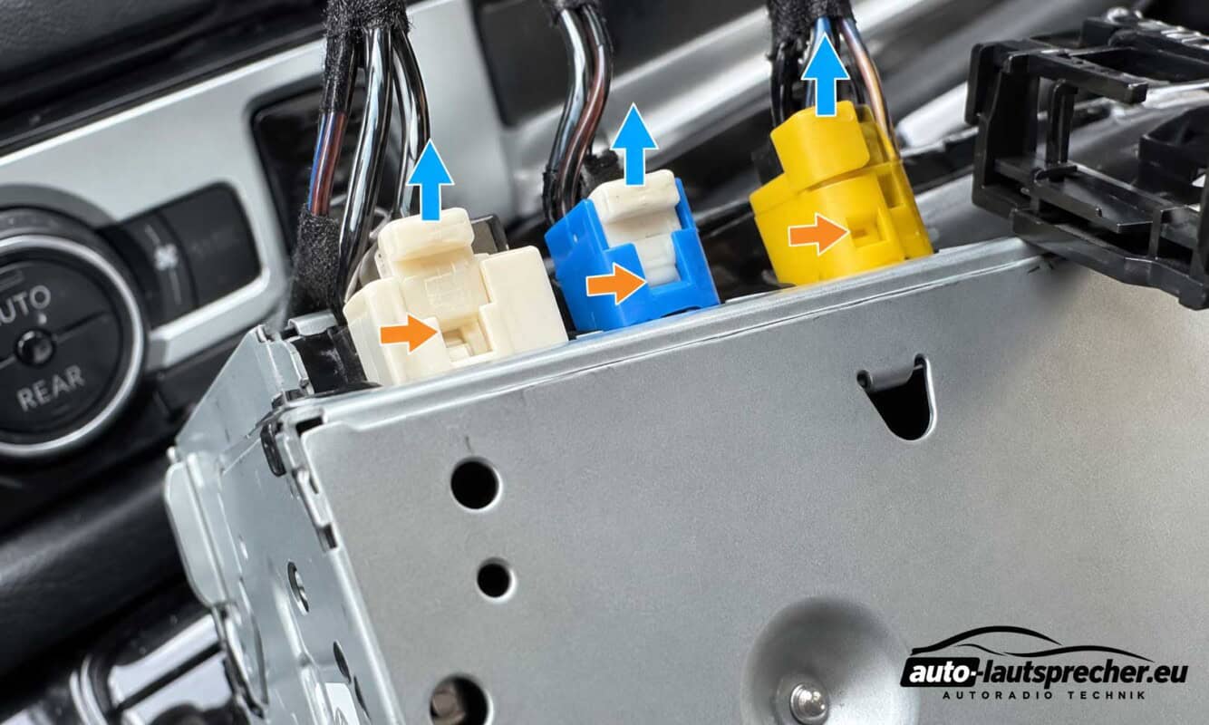 Fakra-Antennenstecker am VW T6 ab 2015 mit markierten Sicherungszapfen und Rastnasen zum Entriegeln.