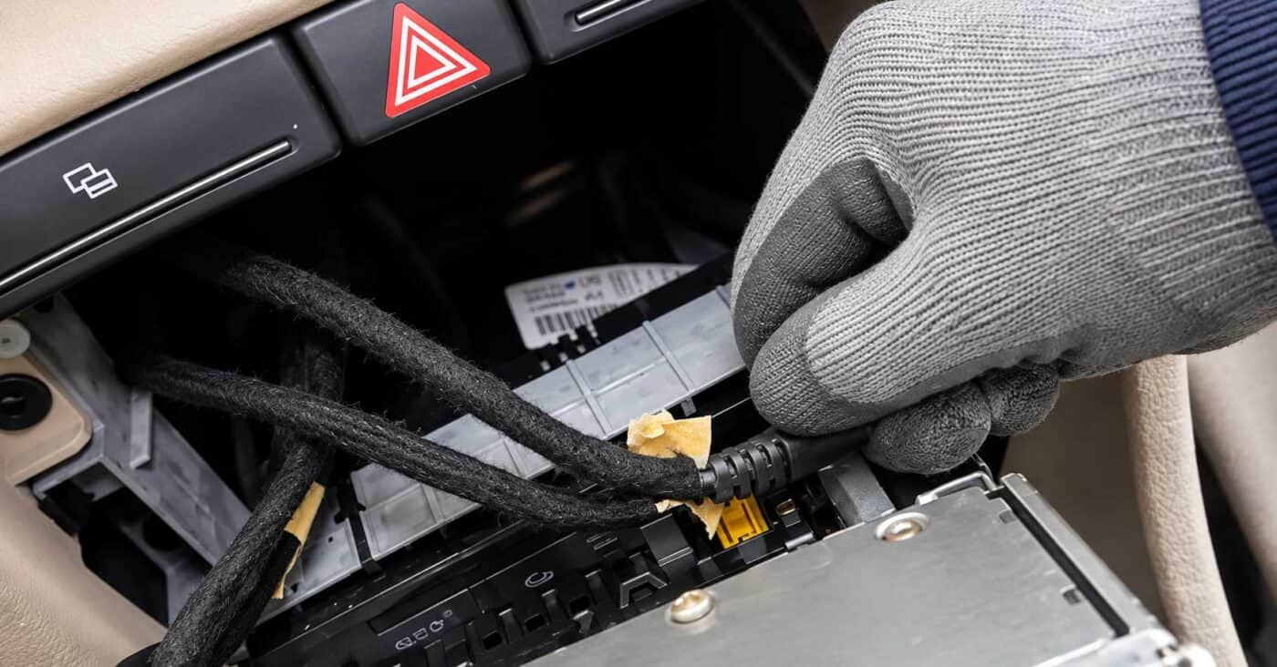 Audi A3 8P Kabelanschluesse Rueckseite OEM Werksradio Symphony