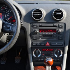 Audi A3 8P Cockpit mit originalem Symphony Doppel-DIN-Radio, rotem Display sowie CD- und Kassettenlaufwerk in der Mittelkonsole.