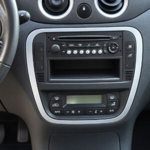 Citroen C3 I Facelift mit RD4-Werksradio im 1-DIN-Format und darunterliegendem Ablagefach in der Mittelkonsole.