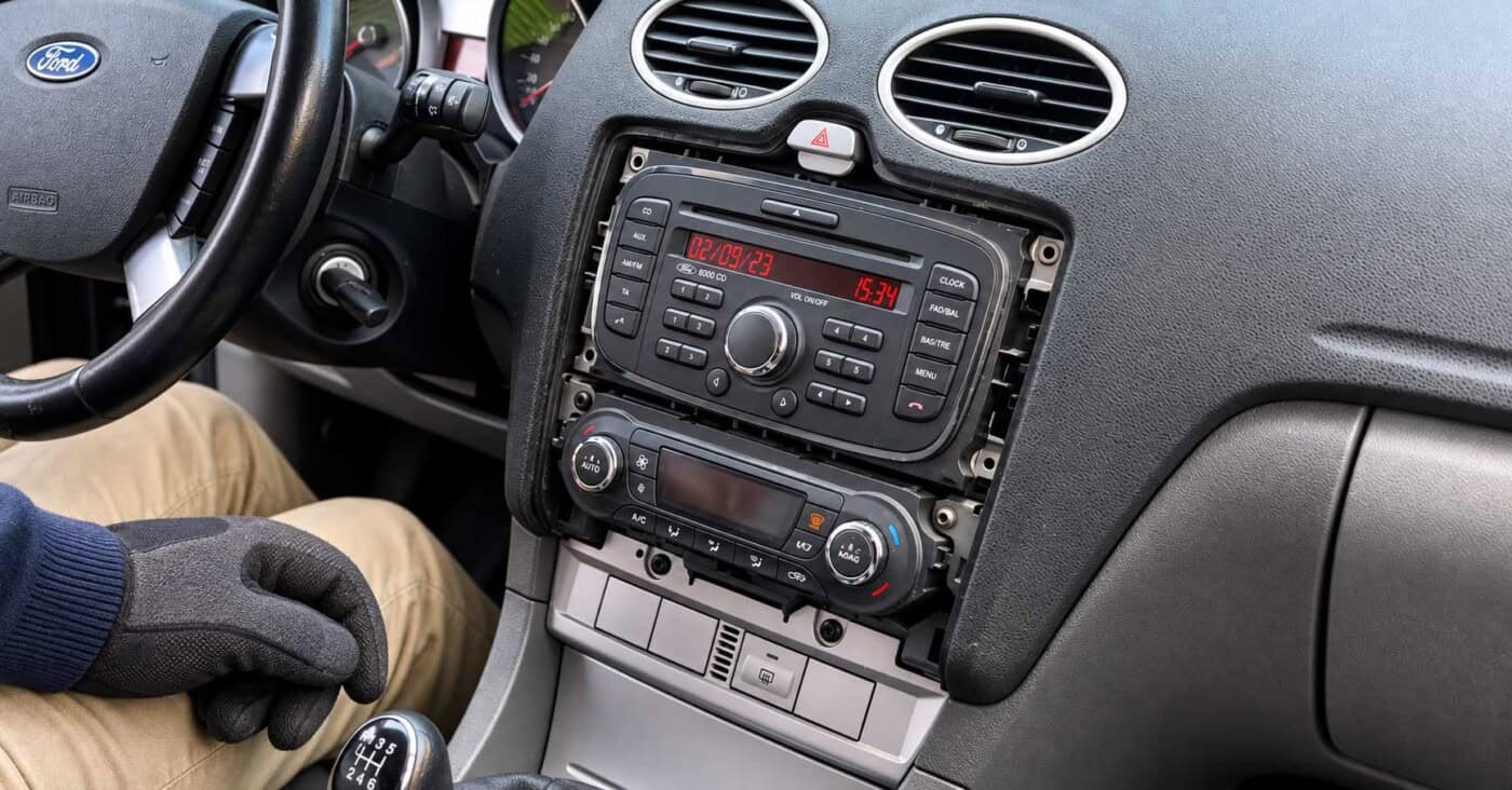 Ovales Ford 6000CD im Focus MK2 mit abgenommenem Mittel konsolenrahmen und freigelegten Befestigungsschrauben.