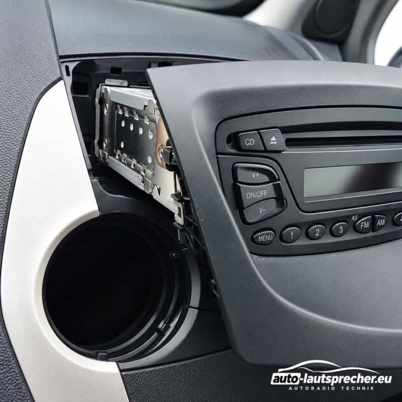 Ford KA RU8 2009 2017 Autoradio ausbauen
