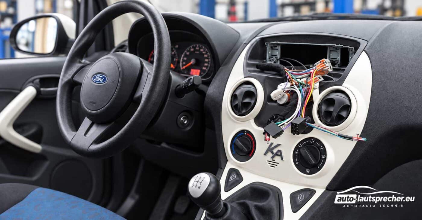 Ford KA RU8 Kabelbaum im Einbauschacht fuer neues Radio