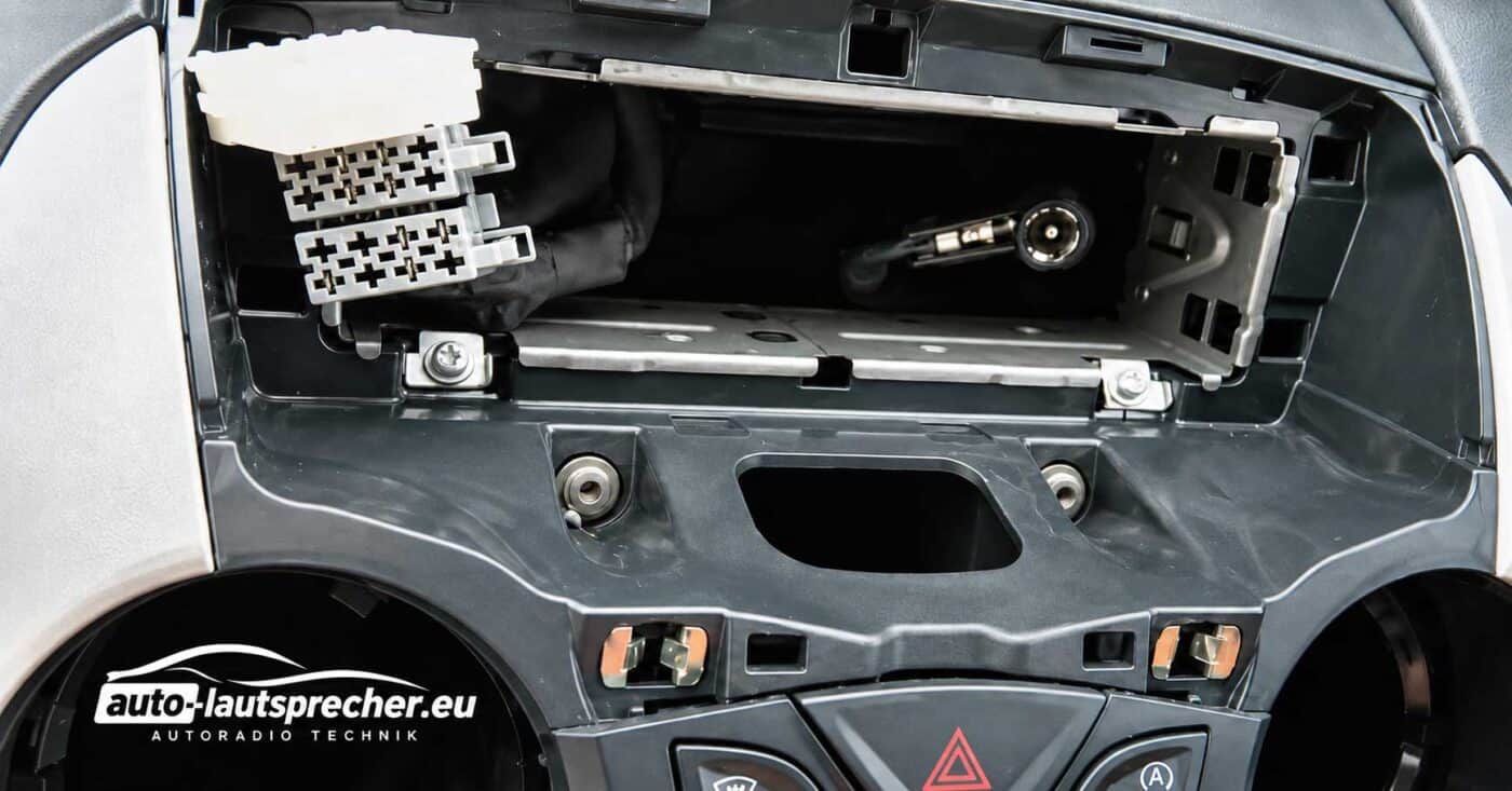 Ford KA RU8 Radioschacht mit Kabel und Antennenstecker