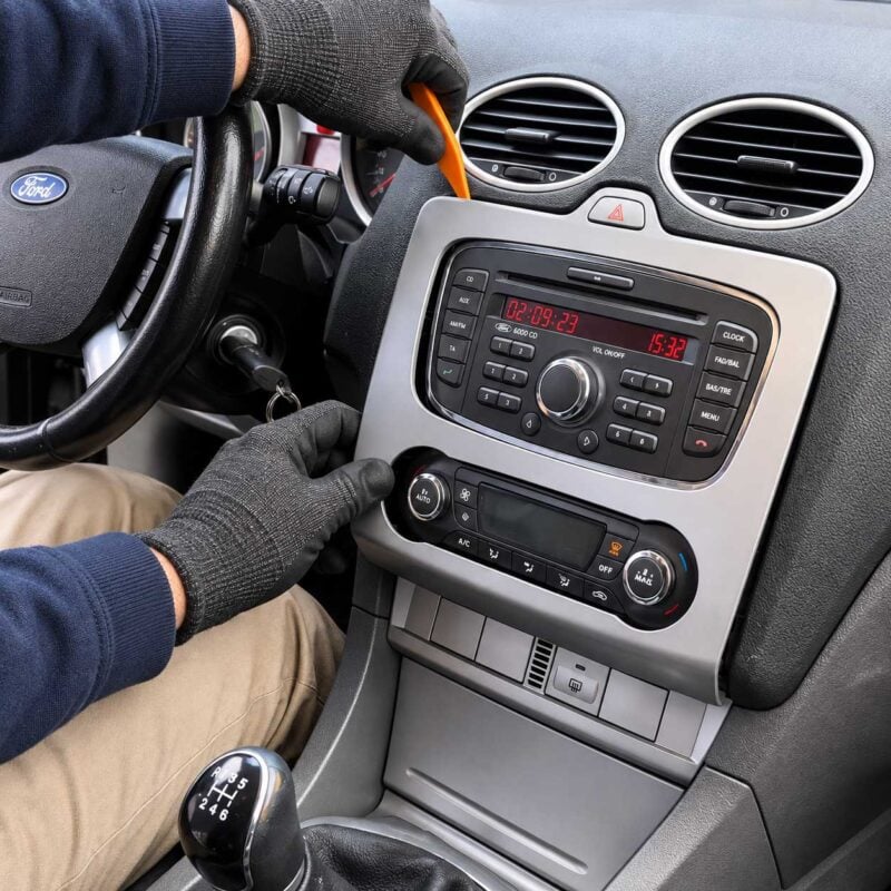 Kunststoffhebel oben einsetzen um Abdeckblende um das Radio zu entfernen Ford MK2