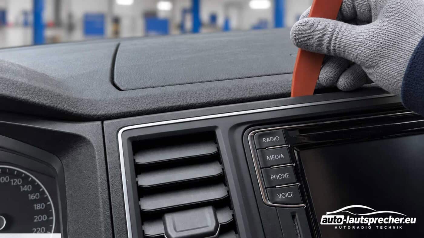Kunststoffhebel im oberen Spalt des Radiorahmens im VW T6 ab 2015 zum vorsichtigen Lösen der Halteclips.