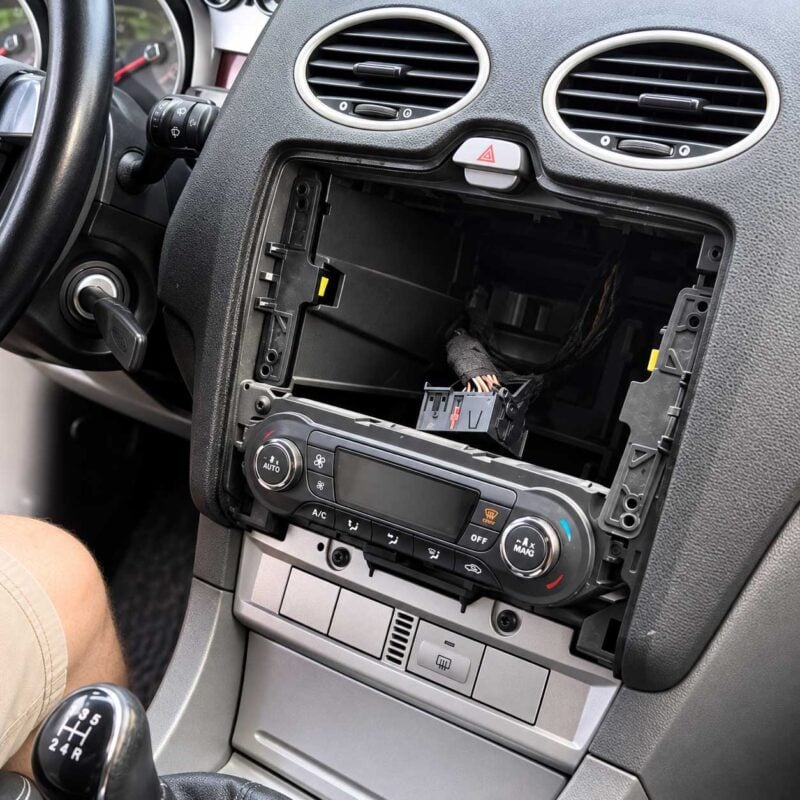 Leerer Radioschacht im Ford Focus MK2 2007 2011