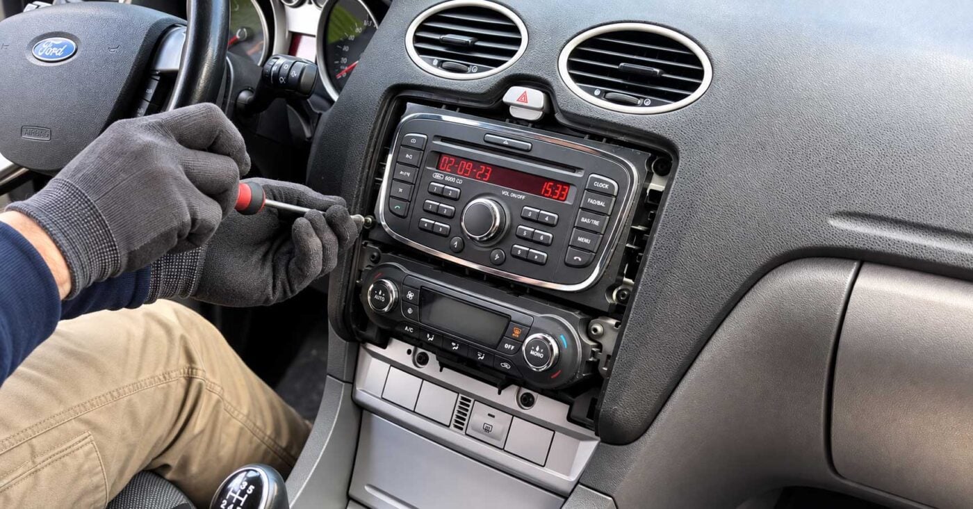 Linke untere Torxschraube entfernen bei Ford Radio aus MK2