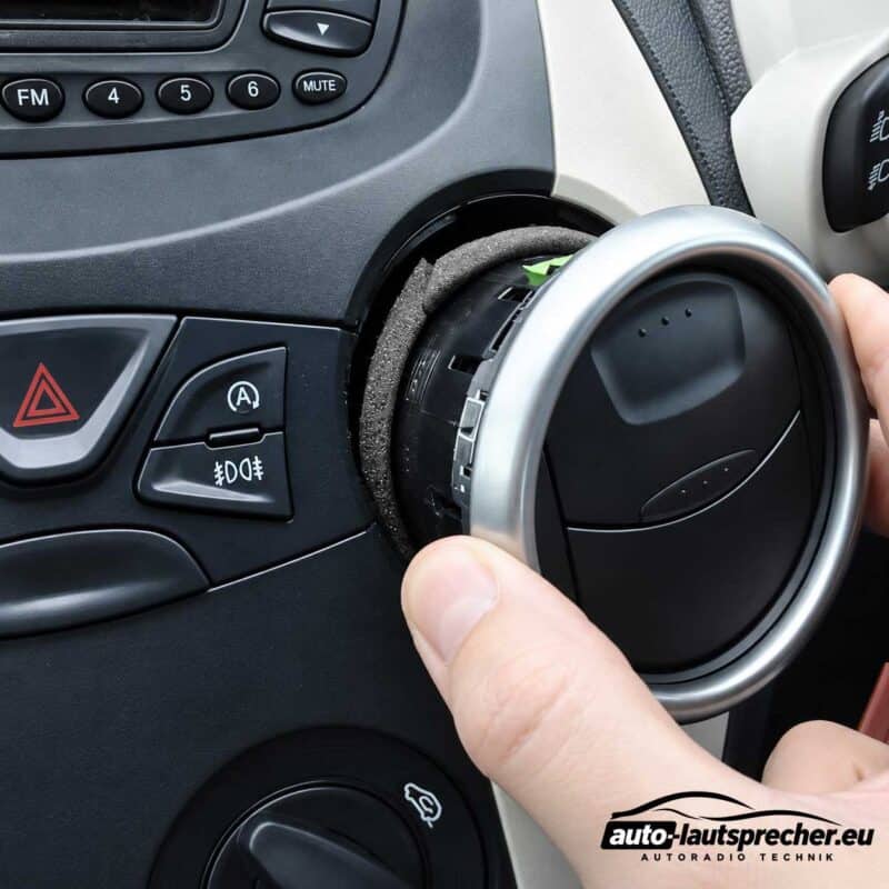 Lueftungsduesen Ford KA RU8 Mittelkonsole entfernen