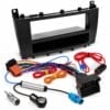 Mercedes 1-DIN-Radio-Einbauset mit schwarzer Blende, Ablagefach, Quadlock-Radioadapter, ISO/DIN-Antennenadaptern und Zündplus-Leitung.
