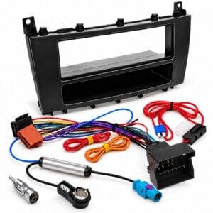 Mercedes 1-DIN-Radio-Einbauset mit schwarzer Blende, Ablagefach, Quadlock-Radioadapter, ISO/DIN-Antennenadaptern und Zündplus-Leitung.