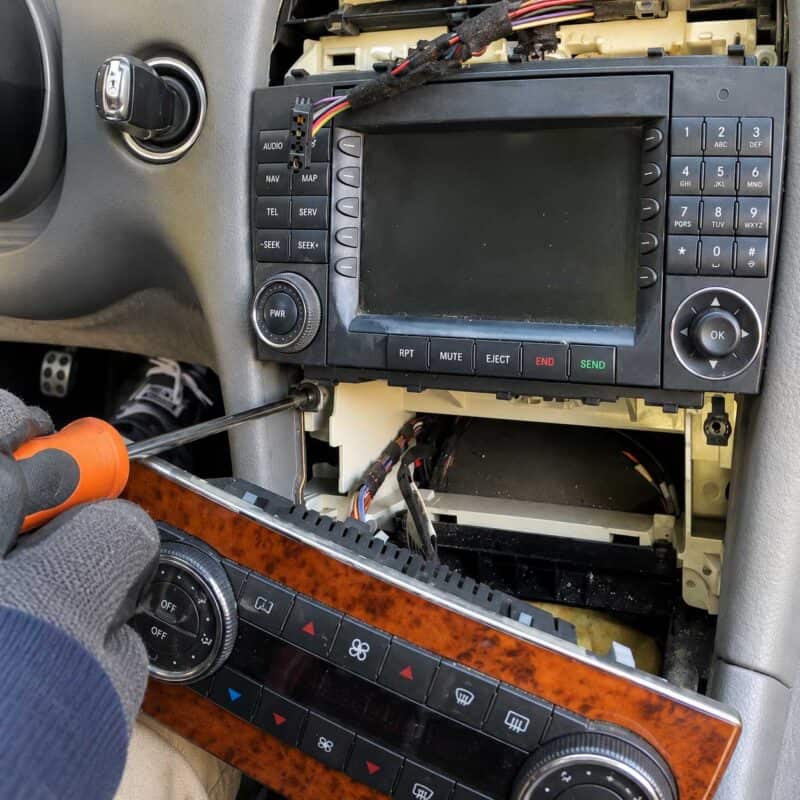 Mercedes CLK CLC C Mittelkonsole Schraube links unten vom Radio loesen