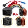 Peugeot-Radioadapter in Quadlock-Form auf ISO mit rotem Zündplus-Kabel, Sicherungsabgriff und zwei Sicherungen.
