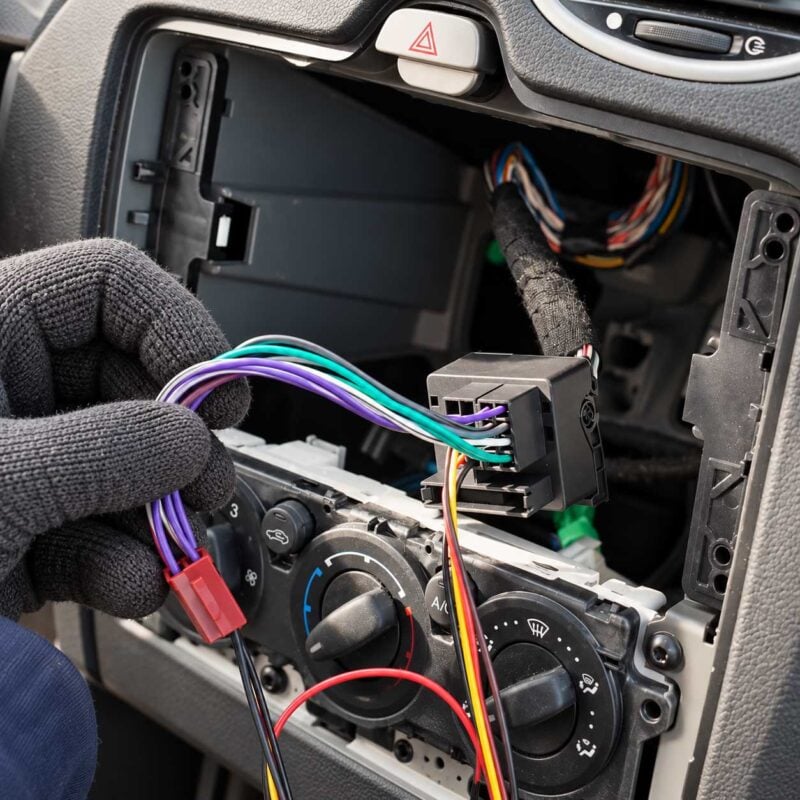 Quadlock ISO Radioadapter im Radio Schacht anstecken Ford Focus MK2