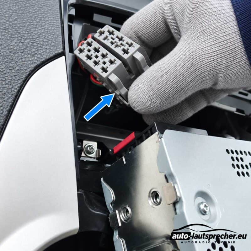 Radio ISO Block entfernen Nasen seitlich druecken dann sind die Stecker zum rausziehen Ford KA RU8