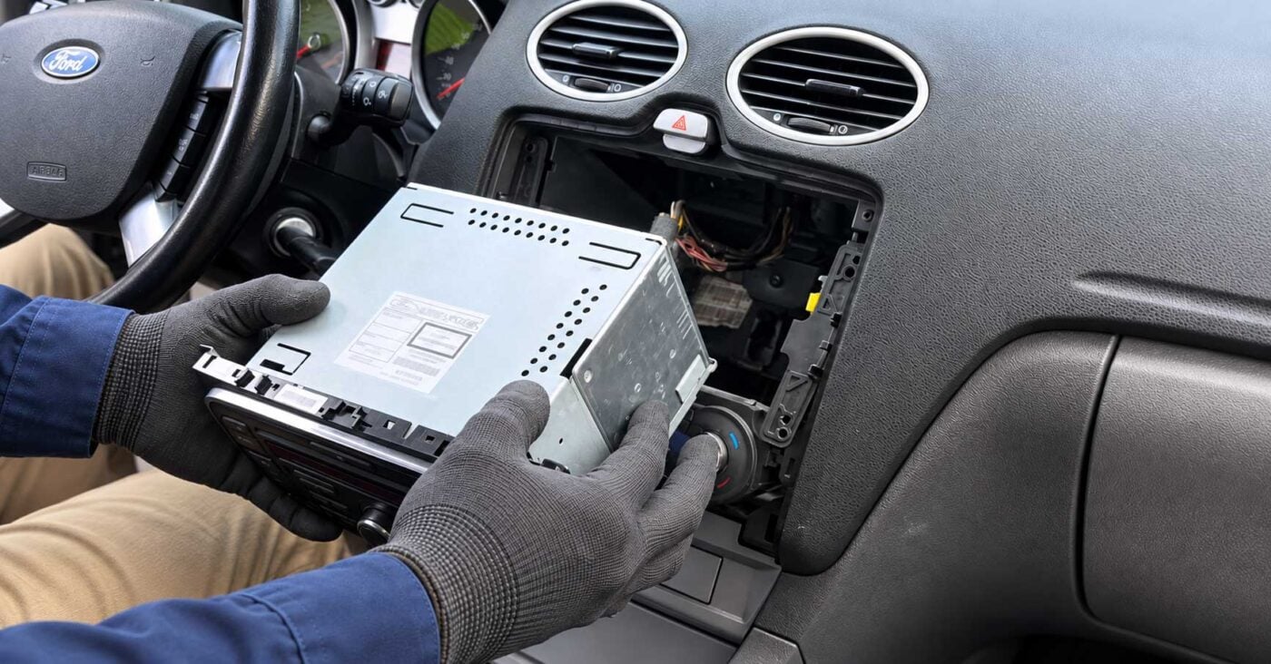 Radio vorsichtig aus dem Schacht ziehen Ford Fokus MK2