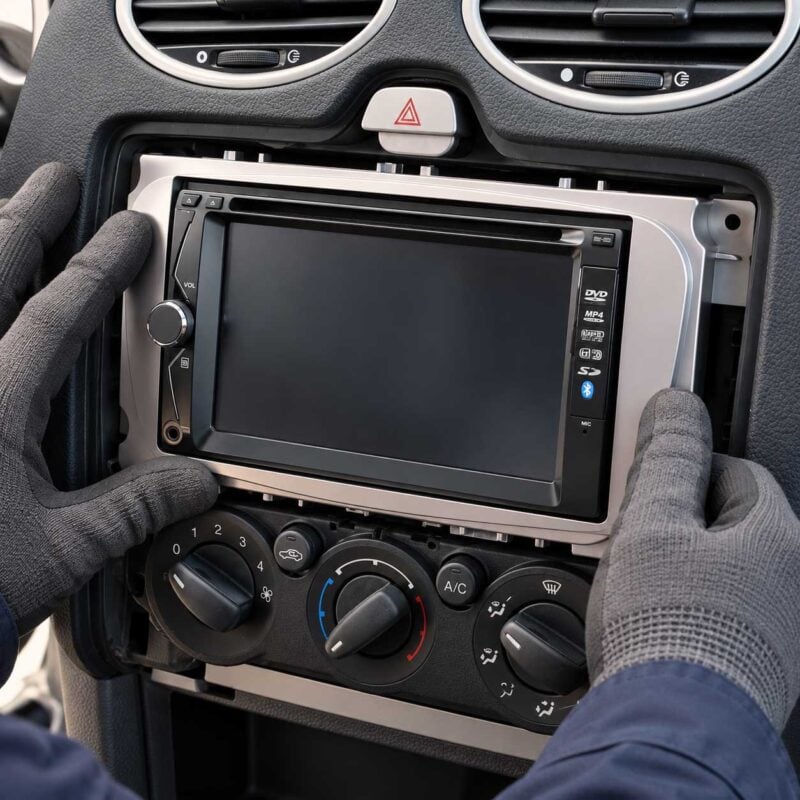Radioblende im Fahrzeugschacht positionieren fuer ovales Ford MK2 Radio