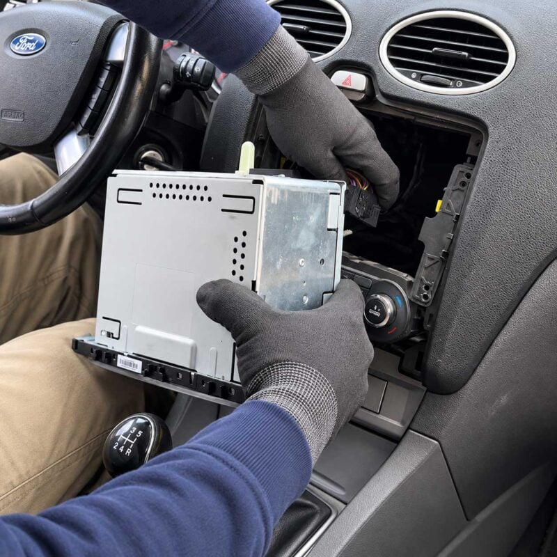 Radiostecker vom ovalen Ford Radio ziehen